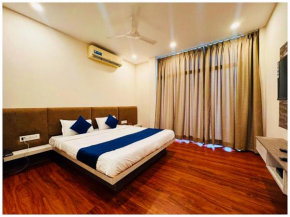 SEA BEACH HOTEL K I N G R E S O R T near sea beach and garden